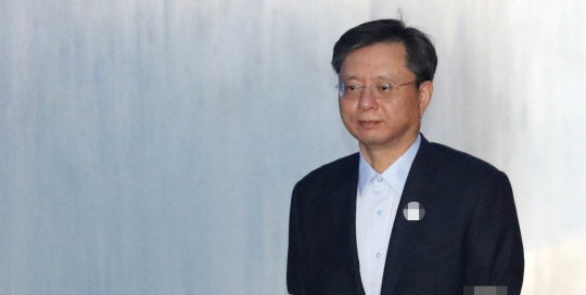 무표정으로 결심공판 출석하는 우병우  박근혜 정부의 '국정농단' 관련 직무유기 및 직권남용 등 혐의로 기소된 우병우 전 청와대 민정수석비서관이 29일 결심공판에 참석하기 위해 서울 서초구 중앙지법으로 들어서고 있다. 2018.1.29